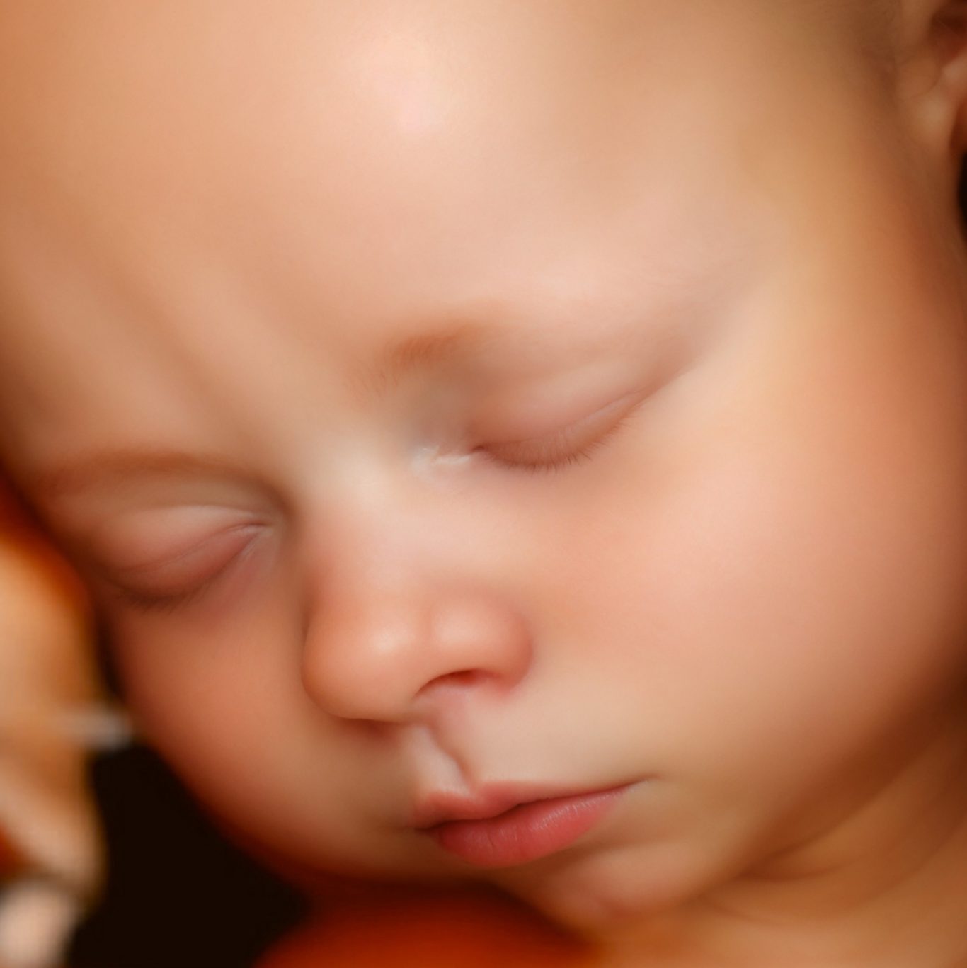 Ultrarrealismo 8K Bebé durmiendo con expresión tranquila y ojos cerrados.