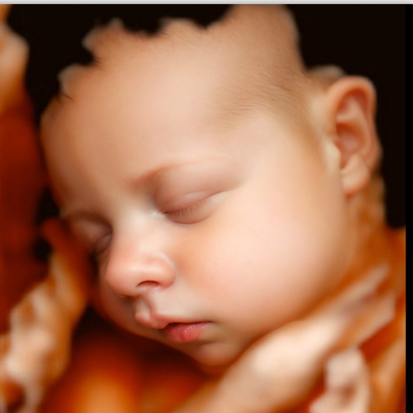 Ultrarrealismo 8K Bebé dormido con expresión tranquila, sobre fondo suave y cálido.